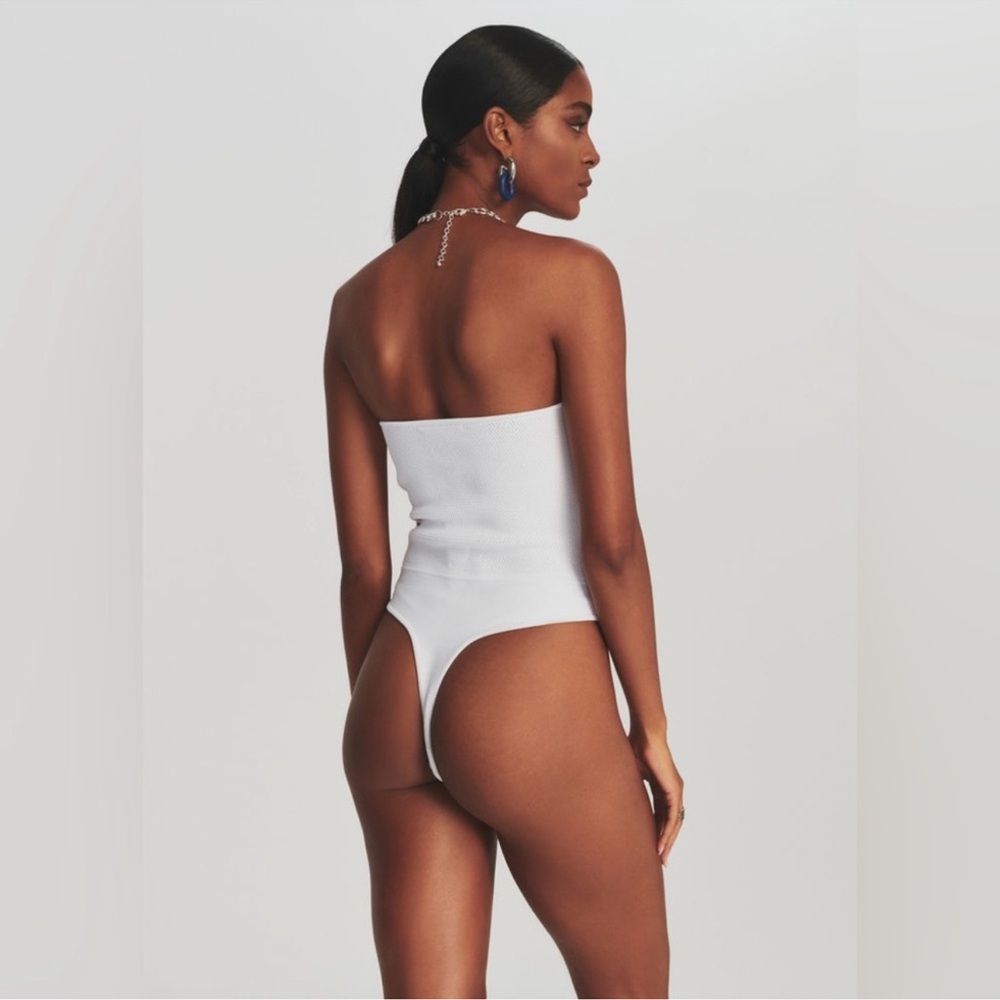 Retrofête LENA BODYSUIT Size L, New With All Original Tags
$137 $300
Size: L - Picture 5 of 8